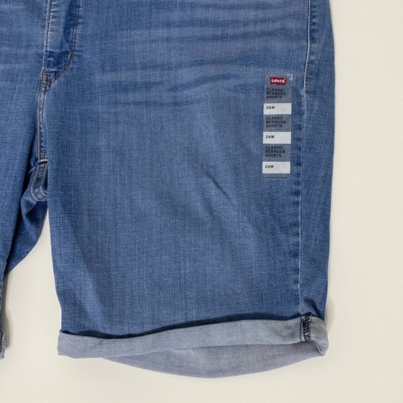 ✨NWOT✨Levi’s | Medium-Wash Denim Cuffed Classic Bermuda Jean Shorts Sz 26W-Wide - Picture 5 of 16